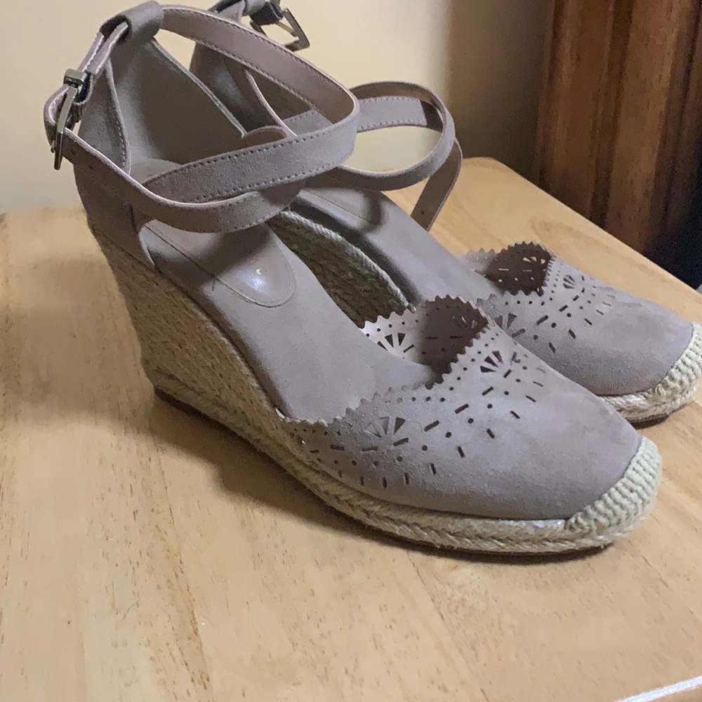 Closed toe wedges